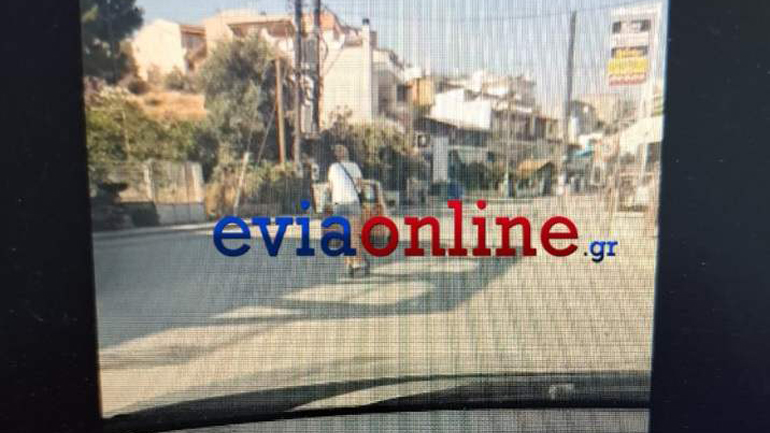 Χαλκίδα: Γυναίκα κινείται με ηλεκτρικό πατίνι σε κεντρικό δρόμο έχοντας μαζί της ένα μικρό κοριτσάκι