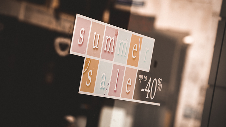 Εν μέσω καύσωνα και προστίμων οι θερινές εκπτώσεις