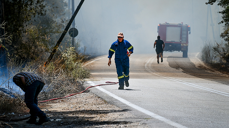 Υπό μερικό έλεγχο οι φωτιές σε Λαγκαδά και Πλακιά