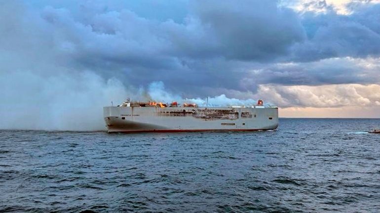 Ολλανδία: Ρυμουλκήθηκε σε νέα προσωρινή τοποθεσία το Freemantle Highway που φλέγεται εδώ και πέντε ημέρες