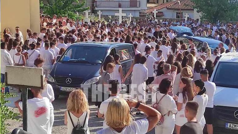 Πάτρα: Στα λευκά για τη Χριστίνα – Ανείπωτος θρήνος στο τελευταίο αντίο στην κοπέλα που χάρισε ζωή με τον θάνατό της