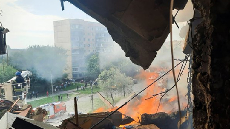 Έξι νεκροί από ρωσικό πυραυλικό πλήγμα σε πολυκατοικία στην Κριβί Ριχ – Ένα 10χρονο κορίτσι και η μητέρα του ανάμεσα τους