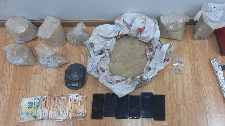 Συνελήφθησαν έξι άτομα για νόθευση και διακίνηση ηρωίνης στη Δυτική Αττική Συνελήφθησαν έξι άτομα για νόθευση και διακίνηση ηρωίνης στη Δυτική Αττική