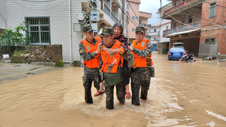 Χιλιάδες άνθρωποι εγκατέλειψαν τα σπίτια τους στο Πεκίνο μετά τις σφοδρές βροχοπτώσεις λόγω του τυφώνα Ντοκσούρι