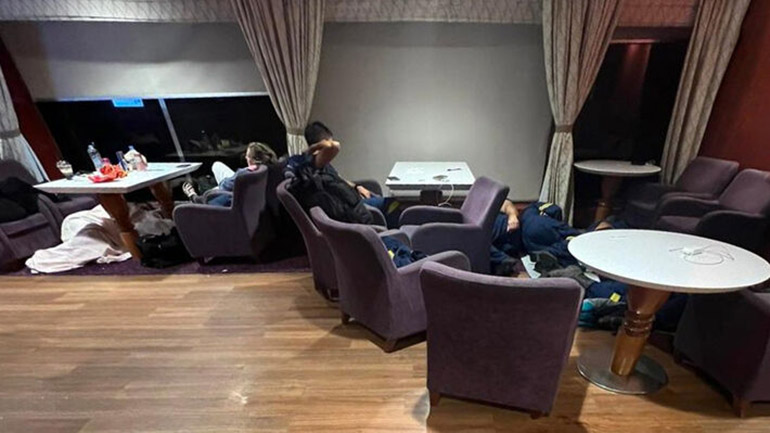 Καταγγελία: Στο πάτωμα πλοίου κοιμήθηκαν πυροσβέστες που επέστρεφαν από τη Ρόδο μετά τη μάχη με τις φλόγες!