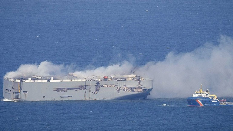 Ολλανδία: Σε εξέλιξη η ρυμούλκηση του  Fremantle Highway που είχε πιάσει φωτιά