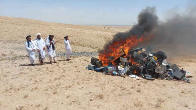 Αφγανιστάν: Οι Ταλιμπάν παραδίδουν μουσικά όργανα στην πυρά