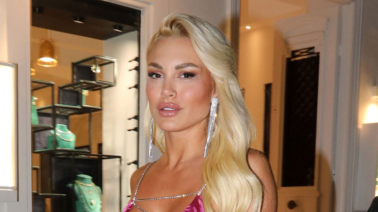 Αλεξάνδρα Παναγιώταρου: Με sexy εμφάνιση στα στενά της Μυκόνου