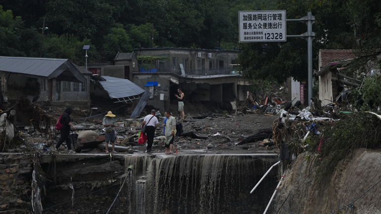 Κίνα: 11 νεκροί και 27 αγνοούμενοι από τις τρομακτικές πλημμύρες που πλήττουν το Πεκίνο και τις γύρω περιοχές Κίνα: 11 νεκροί και 27 αγνοούμενοι από τις τρομακτικές πλημμύρες που πλήττουν το Πεκίνο και τις γύρω περιοχές