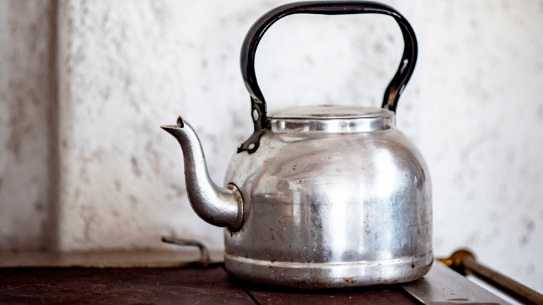 Βόλος: Πέταξε στο κεφάλι της γυναίκας του μεταλλικό βραστήρα Βόλος: Πέταξε στο κεφάλι της γυναίκας του μεταλλικό βραστήρα