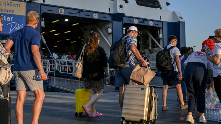 Όπου φύγει – φύγει οι αδειούχοι του Αυγούστου