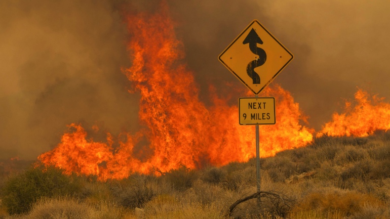 Μεγάλη πυρκαγιά στα σύνορα της Καλιφόρνιας με τη Νεβάδα – Πύρινοι στρόβιλοι στην έρημο Μοχάβι