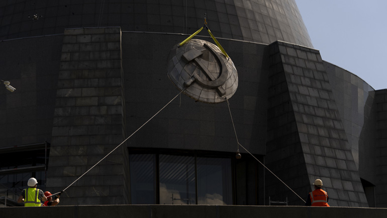 Ουκρανία: Ξηλώθηκε το σφυροδρέπανο από το μνημείο της Μητέρας Πατρίδας στο Κίεβο