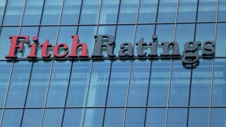 Ο οίκος αξιολόγησης Fitch υποβάθμισε το μακροπρόθεσμο αξιόχρεο των ΗΠΑ
