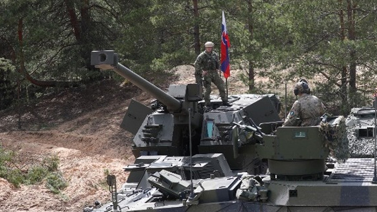 Σλοβακία: Παραδόθηκαν στην Ουκρανία δύο αυτοκινούμενα πυροβόλα Zuzana-2