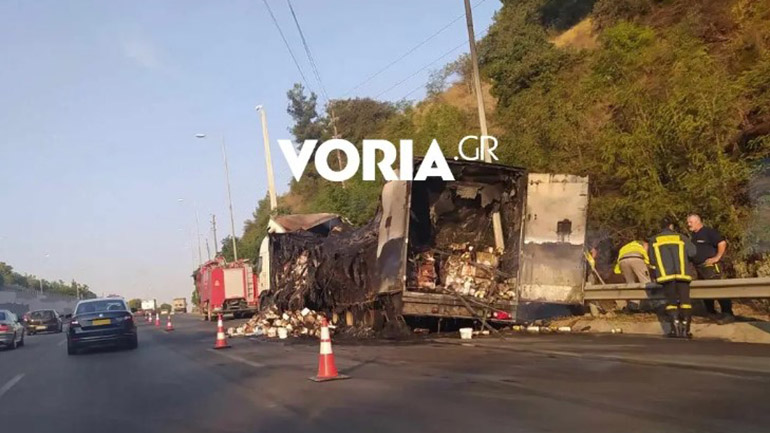 Θεσσαλονίκη: Νταλίκα τυλίχτηκε στις φλόγες τα ξημερώματα στο Δερβένι