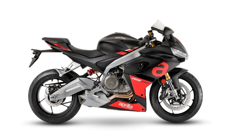 H Aprilia RS660 δεν έχει μοχλικό σύστημα, αλλά αυτό δεν την εμποδίζει στο να έχει μια άψογη οδική συμπεριφορά