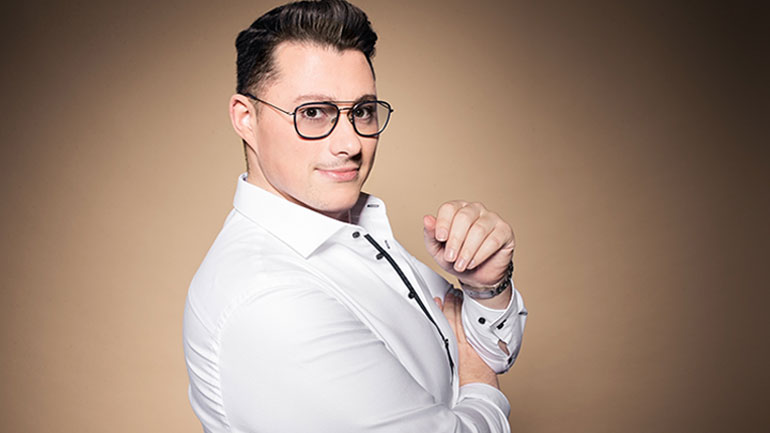 Ricardo Marinello: Ο τενόρος που μεταφέρει την όπερα στα μαγαζιά