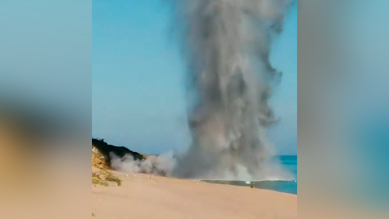 Ελεγχόμενη έκρηξη οβίδων πυροβολικού που εντοπίστηκαν στα ανοιχτά παραλίας της Κωνσταντινούπολης