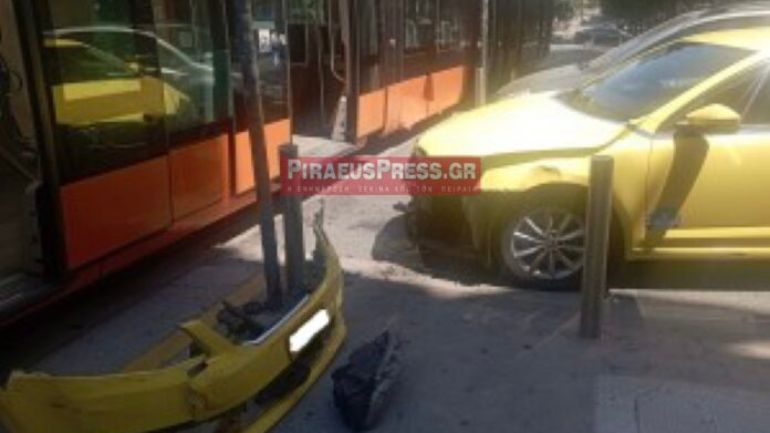 Σφοδρή σύγκρουση τραμ με ταξί στον Πειραιά