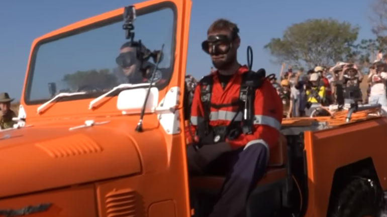 Οδήγησαν ηλεκτρικό Toyota Land Cruiser του 1987 για 7 χλμ. κάτω από το νερό, σε βάθος 30 μέτρων