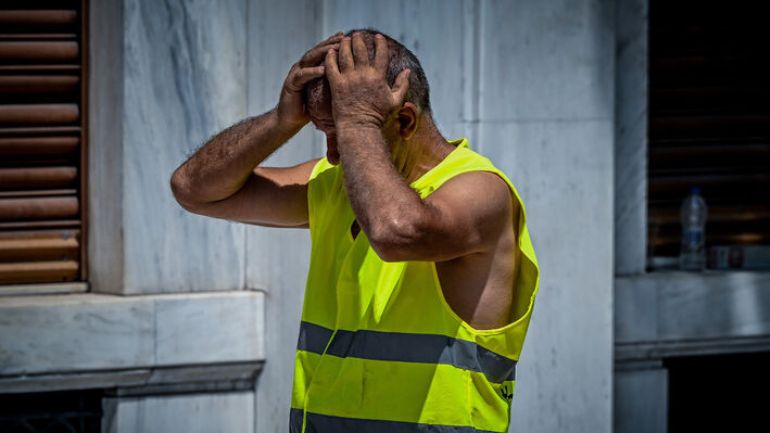 Άγιος Δημήτριος: Στο νοσοκομείο με εγκεφαλικό συμβασιούχος του Δήμου που δούλευε μέσα στη ζέστη