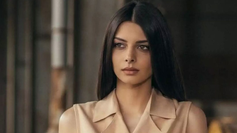 Άννα Μπεζάν: Βγάζει selfie αγκαλιά με την 10 μηνών κόρη της