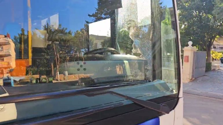 Θεσσαλονίκη: Άνδρας έσπασε για άγνωστο λόγο τζάμι λεωφορείου ΚΤΕΛ