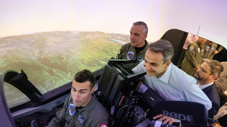 Μητσοτάκης: Ξεναγήθηκε στην 120 Πτέρυγα Εκπαίδευσης Αέρος στην Καλαμάτα