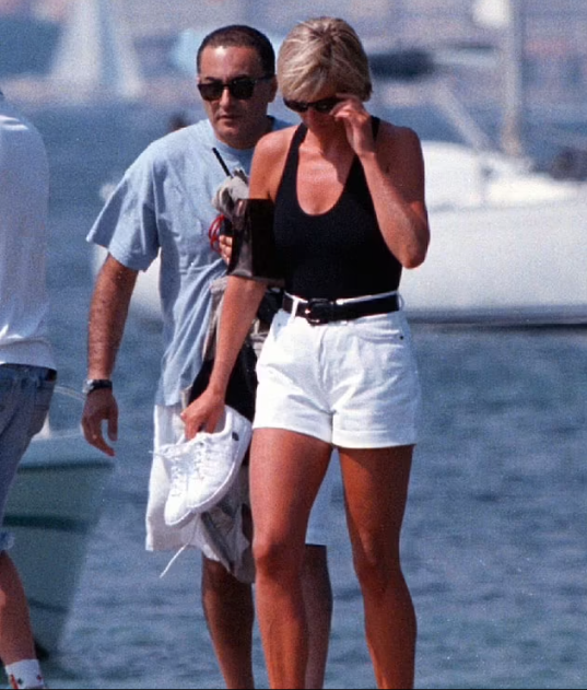 Το ζεύγος έχει μόλις αποβιβαστεί από τη θαλαμηγό στις 25 Αυγούστου του 1997