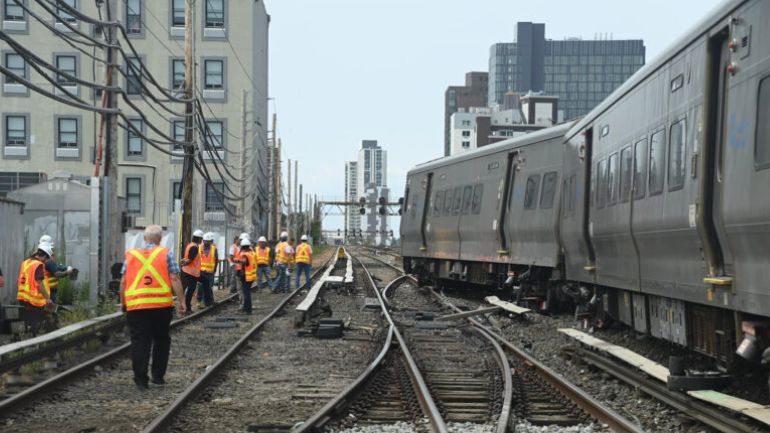 Εκτροχιάστηκε επιβατική αμαξοστοιχία σε προάστιο της Νέας Υόρκης – Τουλάχιστον επτά τραυματίες