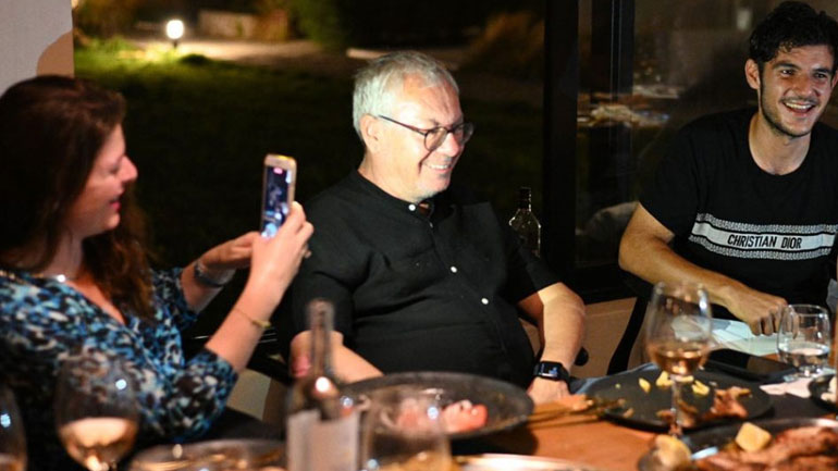 Παντρεύτηκε ο Σταμάτης Μαλέλης – Η πρώτη εμφάνιση με τη σύζυγό του στη Νάξο