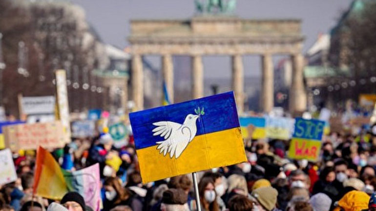 Οι μισοί από τους Ουκρανούς πρόσφυγες διαθέτουν περισσότερα προσόντα από όσα απαιτούνται για τη θέση εργασίας