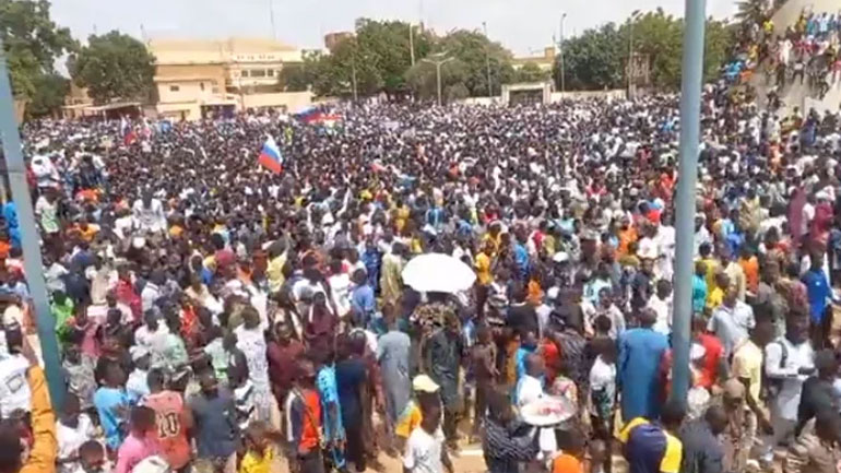 Νίγηρας: Χιλιάδες διαδηλωτές υπέρ των πραξικοπηματιών συγκεντρώθηκαν στο κέντρο της Νιαμέι