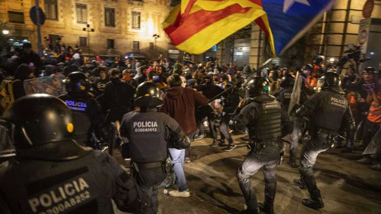 Νέες συγκρούσεις αστυνομίας και διαδηλωτών στη Βαρκελώνη