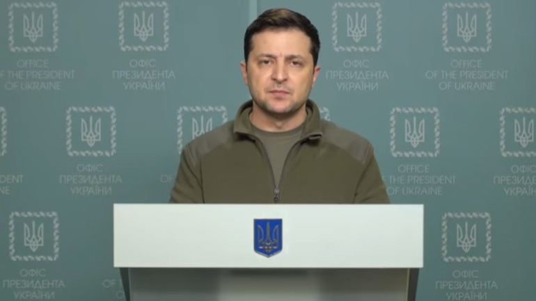 Ο Ζελένσκι καλωσορίζει σε βίντεοσκοπημένο μήνυμα προτάσεις για ειρηνευτικές συνομιλίες