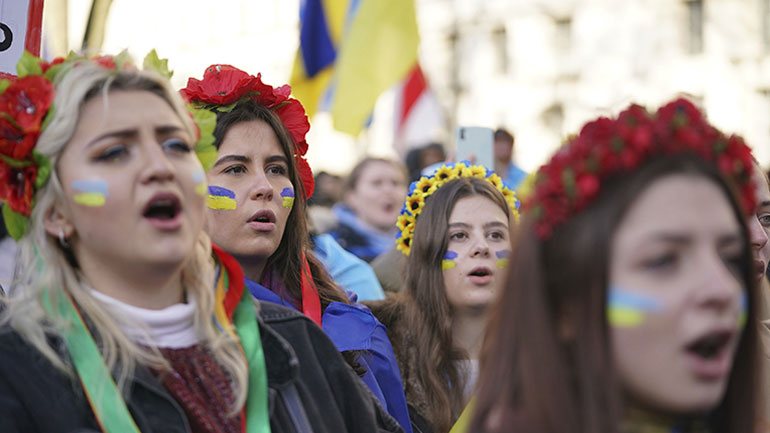 Κρατώντας ουκρανικές σημαίες, διαδηλωτές κατέκλυσαν τους δρόμους σε ολόκληρο τον κόσμο αξιώνοντας να σταματήσει ο πόλεμος