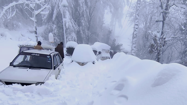 Πακιστάν: Οδηγοί έμειναν «εγκλωβισμένοι» στα ΙΧ λόγω χιονοθύελλας – 21 νεκροί