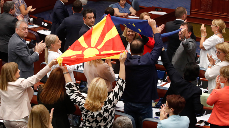 Β. Μακεδονία: H Βουλή ενέκρινε την πρόταση της ΕΕ για συμβιβασμό με τη Βουλγαρία