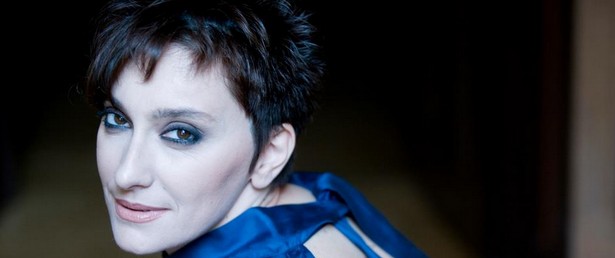 Ακούστε την ερμηνεία της Ηρώς στο τραγούδι «Όλα τα πήρε το καλοκαίρι»