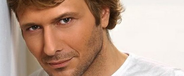 Χρονοντούλαπο: Δείτε τον Γιάννη Πλούταρχο σε μια σπάνια εμφάνιση