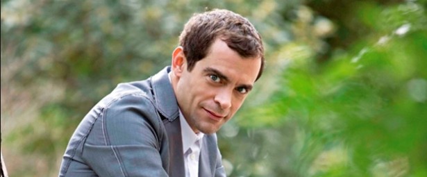 Ο Κωνσταντίνος Μαρκουλάκης μιλά για την παράσταση που παίζει ο Σάκης Ρουβάς!