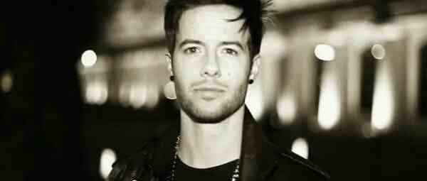 Ο Travis Garland μας παρουσιάζει το πρώτο του video clip για το “Clouds”