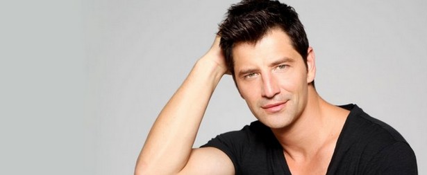 Ο Σάκης Ρουβάς επιδίδεται σε μαντινάδες σε κρητικό γλέντι! (video)