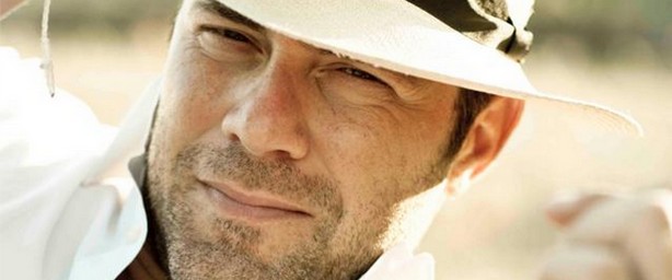 Ο Χρήστος Χολίδης με φόντο τη θάλασσα!