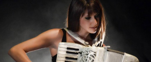 «Μι Ρε Λα» | Ακούστε το νέο ακυκλοφόρητο τραγούδι της Μιρέλα Πάχου