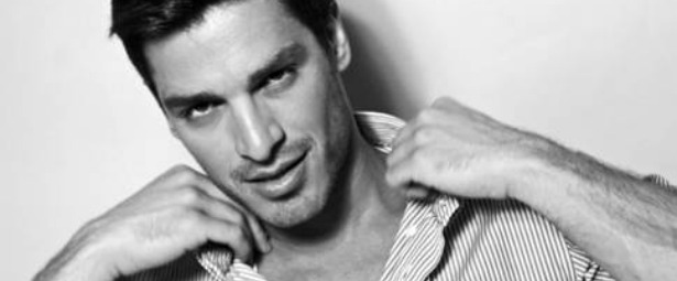 Ο Γιώργος Ρωμαίος μας τραγουδά «Με τελείωσες»!