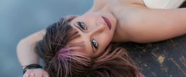 Η Αλεξία Αϊβάζη  μας λέει «Να ‘σαι δίπλα μου»!