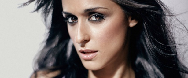 «Λιώνω για σένα» μας τραγουδά η Χριστίνα Σάλτη!