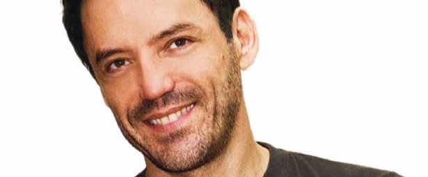 Θάνος Καλλίρης: «Κάποια στιγμή τα φώτα της δημοσιότητας αναγκαστικά φεύγουν από πάνω σου, αλλά εσύ υπάρχεις εκεί και τραγουδάς»